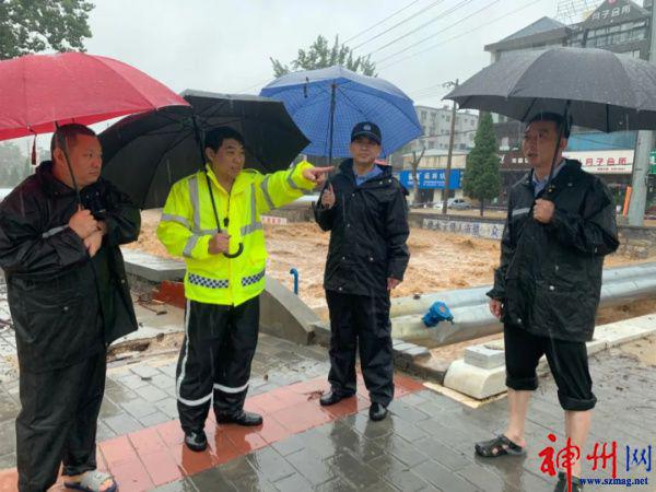 暴雨襲城 河南登封公安奮戰(zhàn)一線保民安