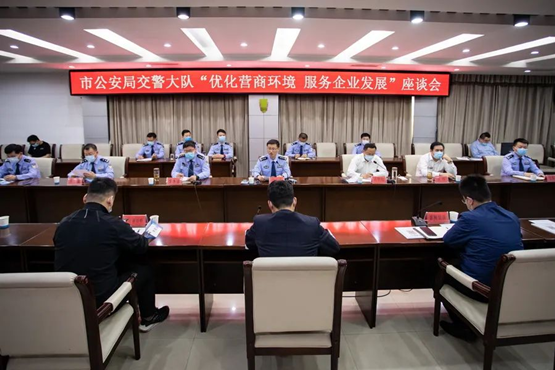 企呼政應(yīng)“碼 ”上通行  山東省棗莊市滕州交警推出貨車(chē)通行證“碼上辦”小程序 讓數(shù)據(jù)多跑腿，讓群眾少跑路