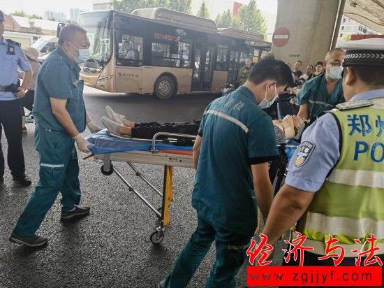 鄭州街頭：不帶頭盔還闖紅燈后果有多嚴(yán)重？有人驗(yàn)證了！